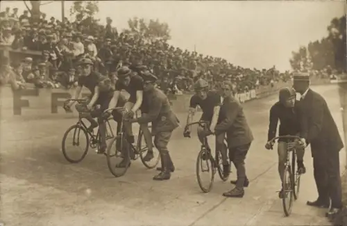 Foto Ak Berlin Treptow, Radrennbahn, Röbl-Memorial 30 km 1919, Rennfahrer vor dem Start