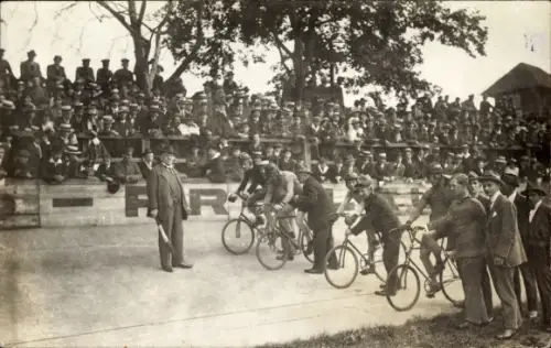 Foto Ak Berlin Treptow, Radrennbahn 1918, Rennfahrer am Start, Wittig, Stollbrink, Zuschauer