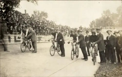 Foto Ak Berlin Treptow, Radrennbahn 1918, Rennfahrer am Start, Panke, Nettelbach, Bauer
