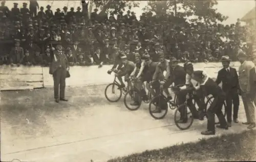 Foto Ak Berlin Treptow, Radrennbahn, Start 100km Endlauf 1918, Rennfahrer Wittig, Panke, Stollbrink