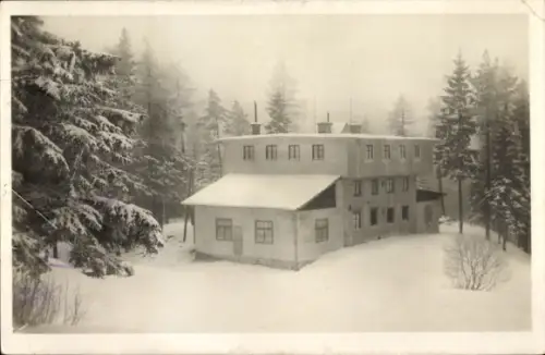 Ak Semmering in Niederösterreich, Schutzhaus, dreistöckiges Gebäude, verschneite Lichtung, umgebe