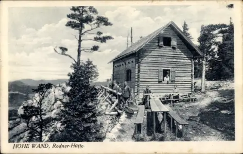 Ak Hohe Wand Niederösterreich, Holzhütte auf Berg, Felsgrat mit Bäumen, Außentische und Bänke, Wa