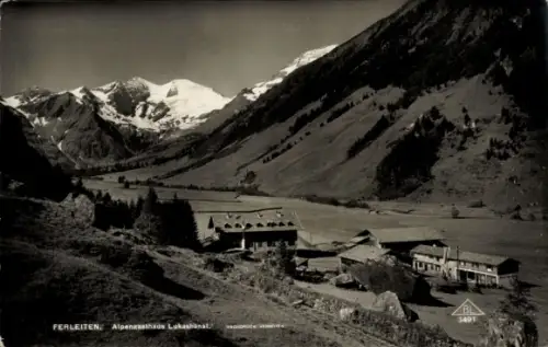Ak Ferleiten Fusch an der Großglocknerstraße in Salzburg, Tal mit Gasthaus, Bauernhöfen, Wiesen, 