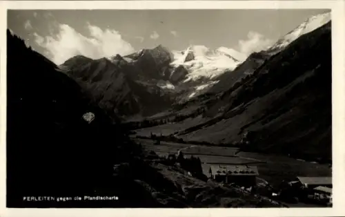 Ak Ferleiten Fusch an der Großglocknerstraße in Salzburg, Berge mit Gletscher, Tal mit Wiesen und