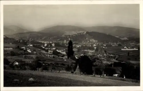 Ak Voitsberg Steiermark, Talpanorama mit Bahngleis, Bahnhof, Siedlung mit Kirchturm, Hügel mit Bu