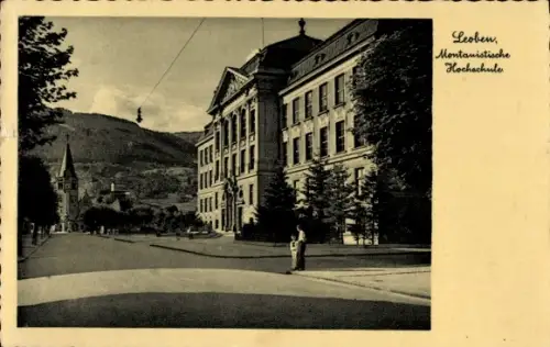 Ak Leoben Steiermark, Montanistische Hochschule, großes Gebäude, breite Straße, Kirchturm, Hügel,