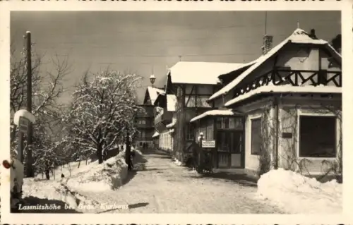 Ak Laßnitzhöhe Lassnitzhöhe Steiermark, Verschneite Straße, Reihenhäuser mit Balkonen, Straßenlat