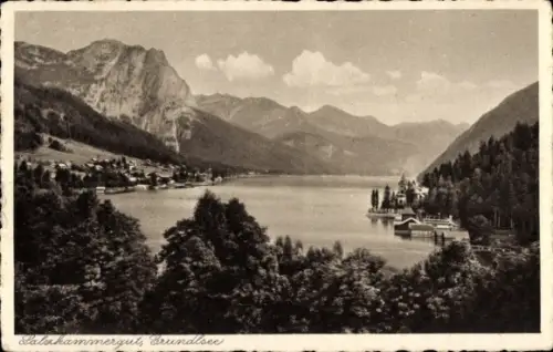 Ak Grundlsee Salzkammergut Steiermark, Bergsee mit Uferbäumen, Dorf am Ufer, Bootshaus mit Steg, 