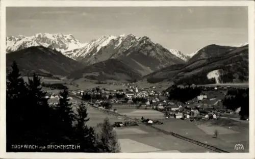 Ak Trofaiach Steiermark, Blick auf Dorf im Tal, schneebedeckte Berggipfel, Felder und Häuser, Wal