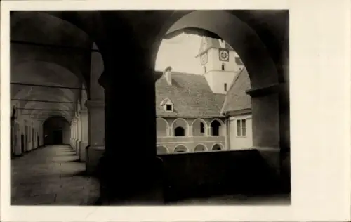 Ak Vorau Steiermark, Rundbogenblick in Innenhof mit Uhrturm, gewölbter Säulengang links, Vorderse