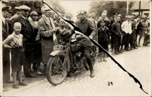Foto Ak Motorrennsport, Rennfahrer, Zuschauer