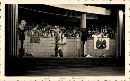 Foto Ak Cheb Eger Region Karlsbad, Theaterszene, Kreuzigung