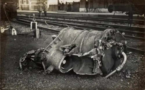 Foto Ak Aiseau Wallonien Hennegau, Eisenbahn-Unfall, zerstörter Kessel