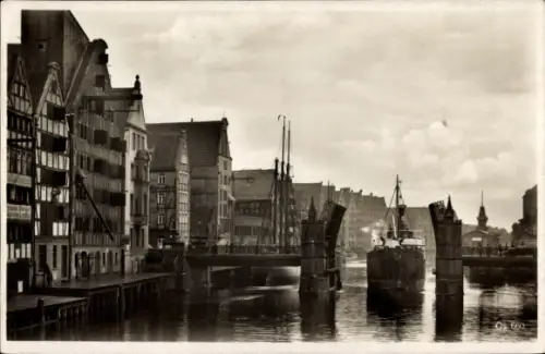 Ak Gdańsk Danzig, Schiff passiert die geöffnete Kuhbrücke, Speicherhäuser