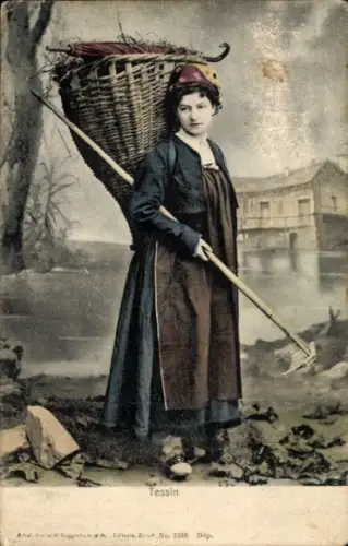 Ak Tessin, Frau in Tracht, Holzkiepe, Regenschirm, Rechen