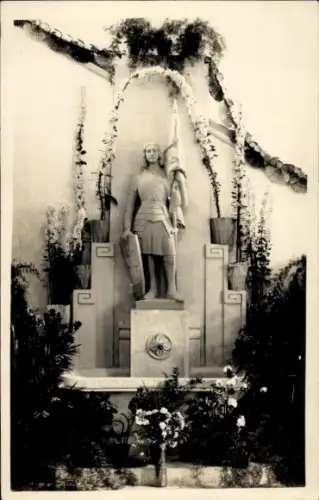 Foto Ak Colmar Kolmar Elsass Haut Rhin, Standbild Jeanne d'Arc, neue Mädchenschule