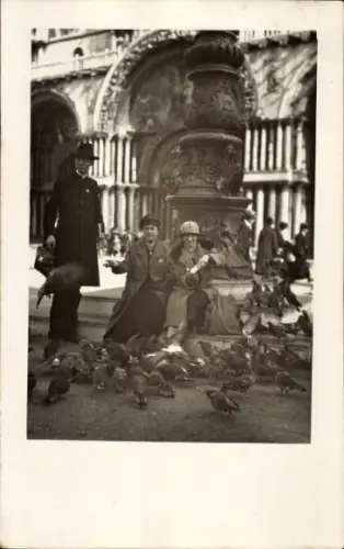 Foto Ak Venezia Venedig Veneto, Gruppe füttert die Tauben auf dem Markusplatz