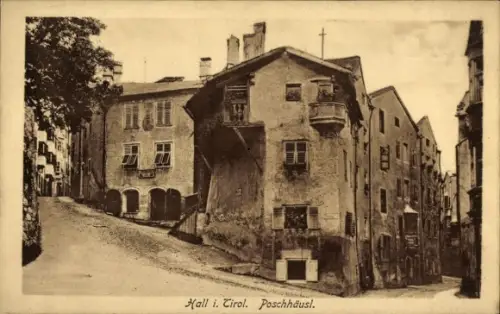 Ak Hall in Tirol, enge gepflasterte Gasse, markantes dreieckiges Eckhaus mit Erker, mehrere mehrs