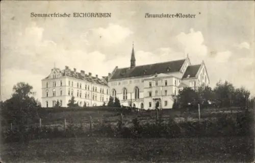 Ak Eichgraben Niederösterreich, Kloster mit Kirchturm, mehrteilige Front, Wiese und Zaun vorn, ge