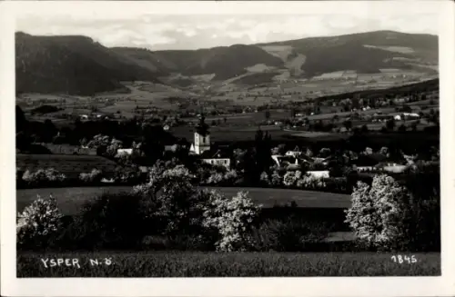 Ak Ysper Niederosterreich, Dorfansicht mit Kirche/Kirchturm, verstreute Häuser, Felder und Bäume,