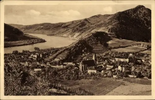 Ak Spitz an der Donau Niederösterreich, Fluss mit Uferbiegung, Weinberge im Vordergrund, Dorf mit