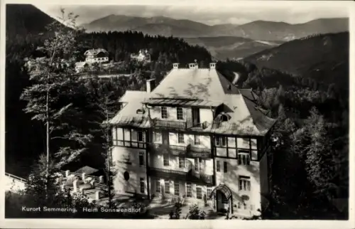 Ak Semmering in Niederösterreich, Mehrstöckiges Haus mit Balkonen, Terrasse mit Sitzplätzen, Nade