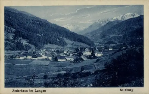 Ak Zederhaus in Salzburg, Dorf im Bergtal, Kirchturm, Wiesen und Felder, bewaldete Hänge, Gipfel 