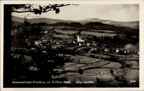 Ak Friedberg an der Wechselbahn Steiermark, Dorfpanorama mit Kirche, Felder und Wiesen, Hügel und