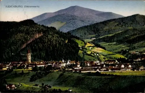 Ak Judenburg Steiermark, Panoramablick auf Kleinstadt im Tal, Kirche mit hohem Turm, Häuser, Feld