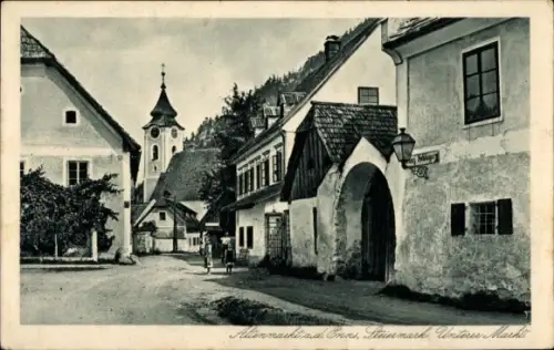 Ak Altenmarkt an der Enns Steiermark, Dorfstraße, Kirchturm im Hintergrund, Häuserzeile, Torbogen