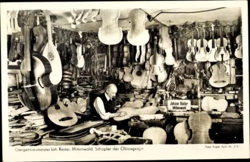 Ak Mittenwald in Oberbayern, Geigenbaumeister Johann Reiter, Oktavgeige