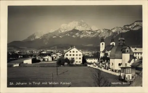 Ak Sankt Johann in Tirol, Gesamtansicht mit Wilden Kaiser