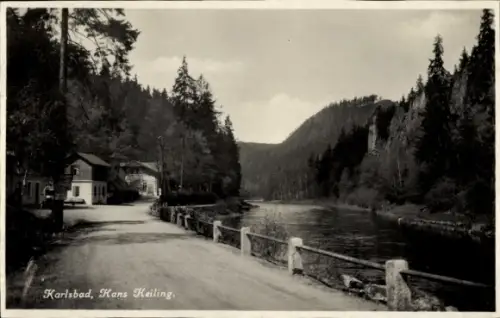 Ak Karlovy Vary Karlsbad Stadt, Partie am Hans Heiling Felsen und Fluss