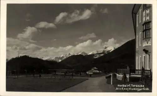 Ak Hochzirl Zirl in Tirol, Gebäude rechts, Terrasse mit Geländer, Weg zu Pavillon, Rasenfläche, B
