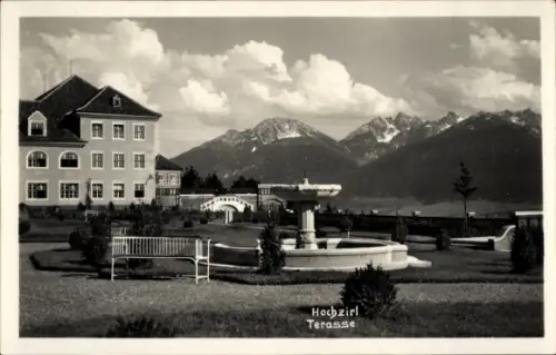 Ak Hochzirl Zirl in Tirol, Springbrunnen mit Becken, Bänke, Gartenwege, Terrasse, Bergkette mit S