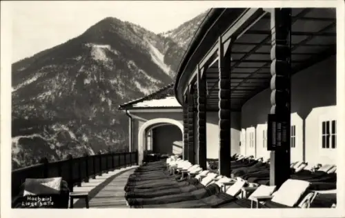 Ak Hochzirl Zirl in Tirol, Terrasse mit Liegestühlen, überdachte Säulenreihe, Berg im Hintergrund