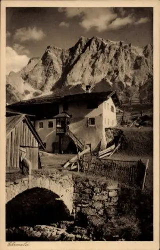 Ak Ehrwald in Tirol, Bauernhaus mit Außentreppe, hölzerne Nebengebäude, steinerner Bogen/Brücke, 