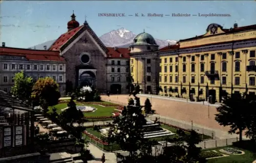 Ak Innsbruck in Tirol, Hofkirche-Fassade, angrenzende Repräsentativbauten, gepflegter Park mit Br