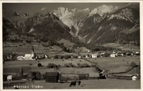 Ak Pettneu am Arlberg in Tirol, Kirchturm und Dorf, Bauernhöfe und Heustadel, Weide mit Rindern, 