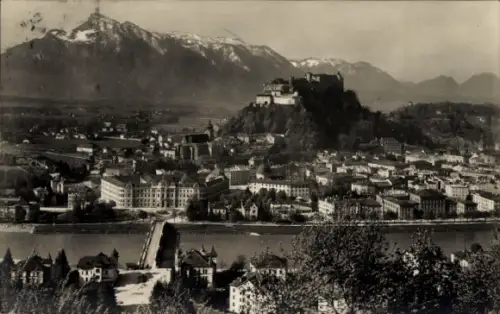 Ak Salzburg in Österreich, Burg auf Felsen, Fluss mit Brücke, Stadt mit dichtem Häusermeer, schne