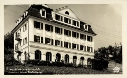 Ak Bad Schallerbach in Oberösterreich, Mehrstöckiges Haus mit Arkaden, Fensterläden, Dachgauben, 