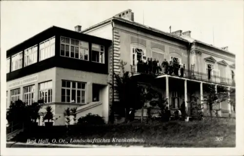 Ak Bad Hall Oberösterreich, Gebäude mit verglastem Neubau, Altbau mit Balkon, Gruppe auf Balkon, 
