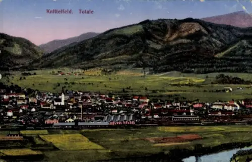 Ak Knittelfeld Steiermark, Panoramablick mit Kirchturm, Wohnhäusern, Feldern, Flussufer, Bergen