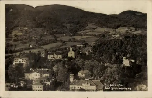 Ak Bad Gleichenberg Steiermark, Luftaufnahme, Kirche, mehrere Häuser, Bäume, Felder, bewaldete Hü