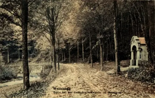 Ak Weitenegg Leiben Niederösterreich, Baumgesäumter Waldweg, Flusslauf links, Gedächtniskapelle r