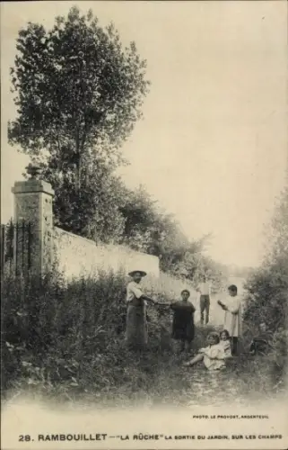 Ak Rambouillet Yvelines, Schöne Gartenansicht, multiple Personen, lange Wiese, Steingartenzaun