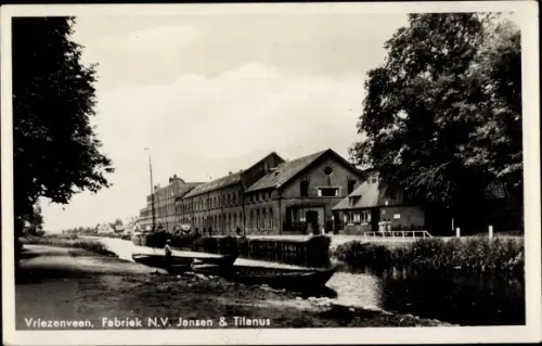 Ak Vriezenveen Overijssel Niederlande, Fabriek N.V. Jansen & Tilanus, Kanal, Boote
