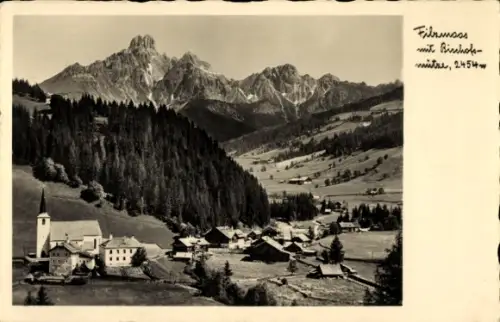 Ak Filzmoos im Pongau in Salzburg, Dorf im Tal, Kirche mit Turm, Nadelwald, Wiesen, Berggipfel Bi