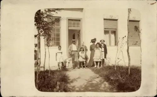 Foto Ak Balatonszárszó Szárszó Ungarn, Gruppe vor einem Haus