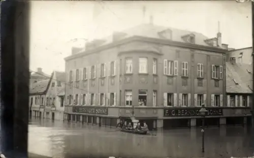 Foto Ak Neuwied am Rhein, Straße bei Hochwasser, Geschäft F. G. Berninger Söhne, Boot